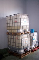 Foto de tres big bags de plástico con jaula metálica apilados sobre palets.