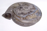 Foto de un compresor centrífugo. Se ve la forma de caracol del equipo con el orificio de entrada.