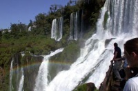 Foto de las cataratas de Iguazú, con el agua cayendo de la montaña.