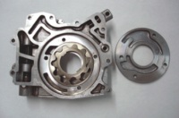 Foto de una bomba de engranajes internos en acero inoxidable abierta en la que se ven las ruedas dentadas.