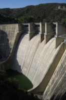 Foto de una presa de agua evacuando agua del pantano.