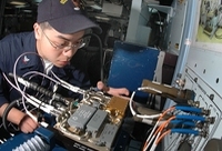 Técnico reparando un circuito.