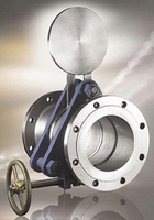 Disco ciego. Imagen de un disco ciego. Se ve una tubería y por encima de ella un disco que, al descender, se colocará interrumpiendo el flujo.