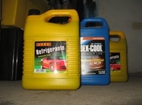 Líquido refrigerante. Imagen que muestra envases que contienen líquido refrigerante.