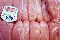 Pechugas de pollo en un expositor frigorífico de un establecimiento de venta.