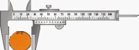 En la imagen vemos un calibre o pie de rey, abierto, sujetando una naranja en su diámetro máximo, para medir el calibre.