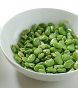 Podemos ver en la imagen un cuenco de habas tiernas ligeramente germinadas.