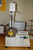 En la imagen se puede ver un amilógrafo para el análisis de las harinas, mostrando la zona de mezcla y el vástago amasador.