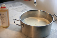 Imagen de cuajando leche.