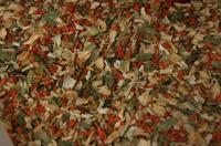 Aparecen varias verduras cortadas en juliana, deshidrtadas y a granel, se pueden ver pimientos, judías, zanahoria, cebolla o champiñón, entre otros.