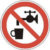 Vemos un dibbujo de un grifo sobre un vaos, con la señal de prohibido sobre el, consistente en una circunferecnia gruesa en rojo ,con una línea  roja que la cruza de ladao a lado a la manera del diámetro.