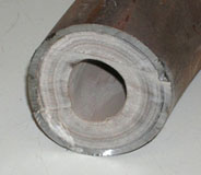 En la imagen vemos la sección transversal de una tubería metálica mostrando una gruesa sección circular de cal.