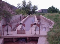 Podemos ver en la imagen unos canales  de sedimentación, construidos en hormigón, al aire libre, por los que circula agua. Al final hay unas compuertas que permiten cerrar el paso de agua y dejar el tiempo suficiente para que los sólidos caigan al fondo.