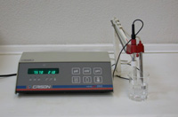 Se puede ver una imagen de un phmetro.