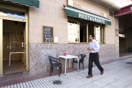 Juan se enfrenta a su trabajo diario. 