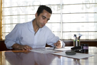 Ramón revisa el control administrativo del almacén.