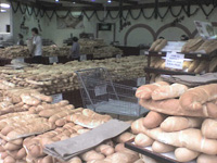 Panes a granel almacenados para su venta.