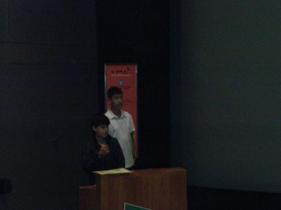 2011-Damián_e_David(expoñendo)_[Desktop_Resolution].jpg