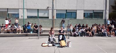Concerto de PEIS D'HOS no recinto escolar. 
