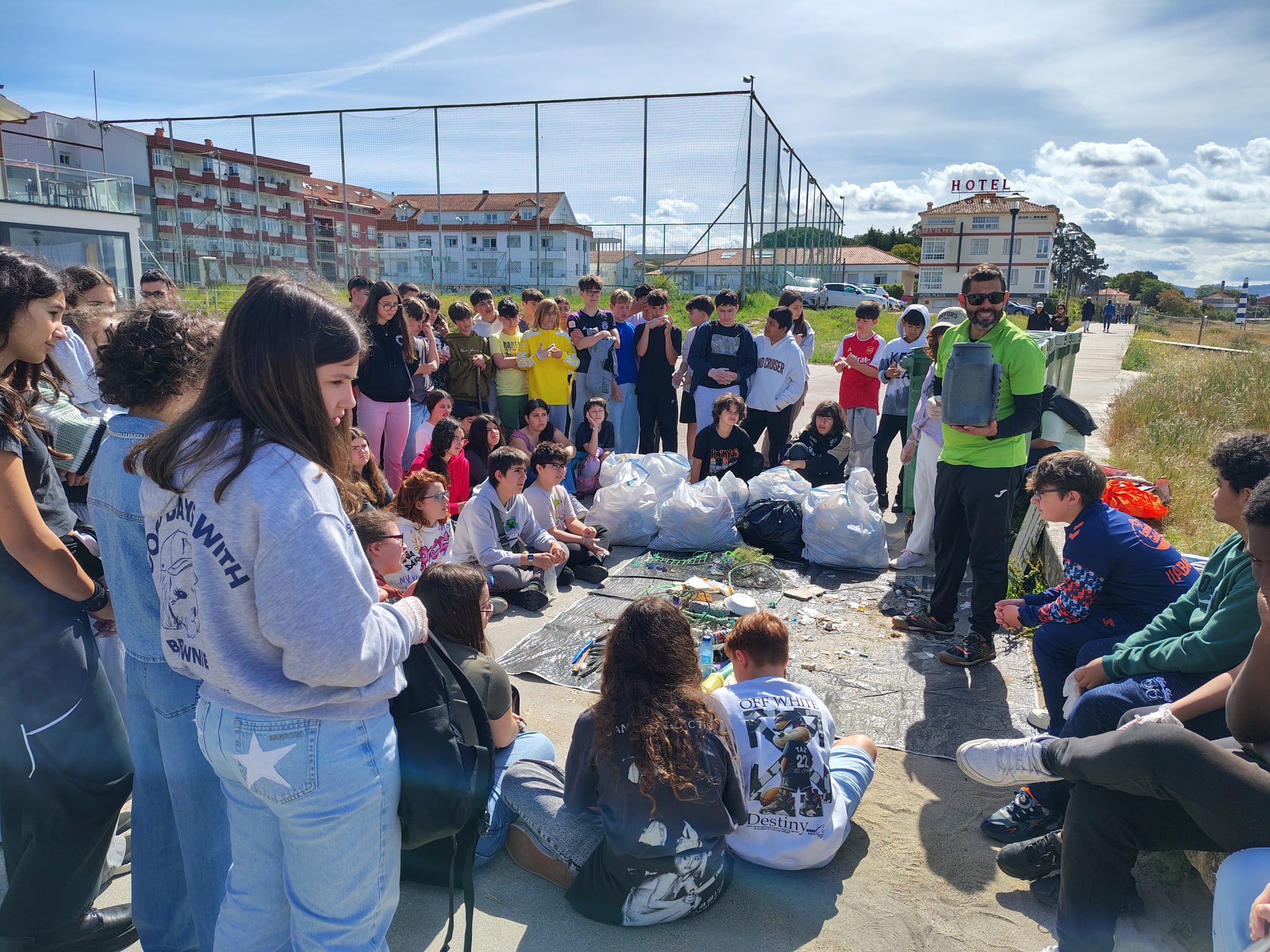 Alumnado que participou na limpeza das praias