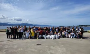Alumnado que participou na limpeza das praias