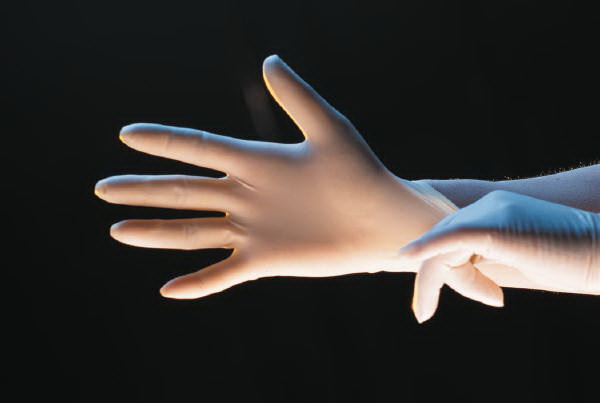 El latex de los guantes es elástico. El latex de los guantes es elástico.