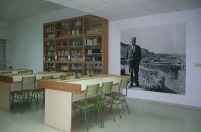 Unha imaxe de Don Xesús Ferro Couselo preside a nosa biblioteca
