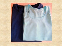 Fotografía  en la que comparamos dos tonos de azul en dos camisetas.