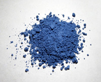 Imagen de una montañita de pigmento azul con aspecto de polvo.