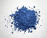 Pigmento natural. Imagen de una montañita de pigmento azul con aspecto de polvo.