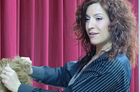 Imagen de Celia perteneciente al caso práctico. Chica con el cabello rizado haciendo una demostración sobre un maniquí.