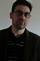 Imagen de Oscar perteneciente al caso práctico. Chico visto de frente, con gafas y vestido de negro.