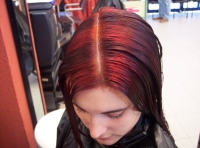 Imagen de una cliente, a la que se ha hecho una bicoloración en tonos rojizos y 