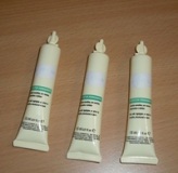 Crema protectora. Tres ampollas que contienen crema protectora para la piel y el cabello.