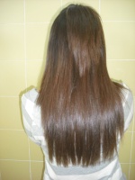 Vemos una melena larga con textura lisa.