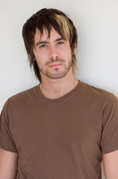 Foto de una persona del genero masculino de medio cuerpo.