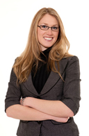 Se observa una persona del sexo femenino muy sonriente.