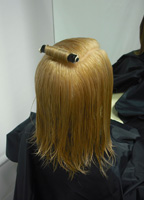 Se ven las manos de un profesional lavando la cabeza.