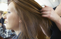 Un profesional de la peluquería analizando el cabello.