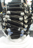 Se aprecia a una persona con la cabeza llena de bigudíes, con una toalla en la espalda.