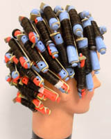 Cabeza de maniquí con los bigudíes enrollados con la técnica de enladrillado.