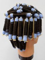 Cabeza de maniquí, con los bigudíes puestos en vertical.