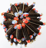 Cabeza de maniquí con los bigudíes puestos en aureola, vistos desde arriba. 