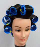 Se aprecia una cabeza de maniquí con los rulos marcados.