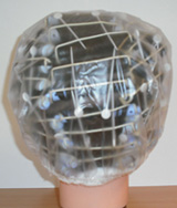 Maniquí con la cabeza cubierta con un gorro de plástico, para cubrir el montaje de bigudíes.