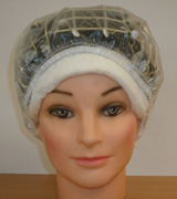 Maniquí con el cabello cubierto con gorro y puesto sobre algodón.