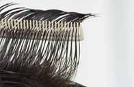 Corte maquinilla sobre peine, paralelo al cuero cabelludo. La imagen muestra la forma de coger el cabello con el peine para cortar directamente sobre él, con la maquinilla.