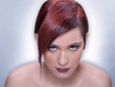 Cabello tonos rojos. Se ve una mujer de frente, con el cabello en tonos rojizos, lleva raya lateral y el cabello sin volumen.