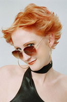 Se ve una mujer con el cabello corto, lleva ralla en el centro y todo el cabello posee una longitud similar.