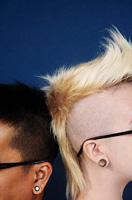 Rapado y cresta. Se ven dos cabezas pegadas, una de cabello oscuro y corto y otra de cabello rubio con laterales rapado en cresta.